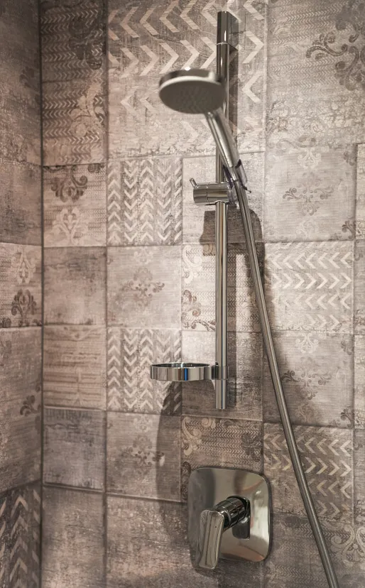 Renovierte Dusche mit aufwändig gemusterten Fliesen